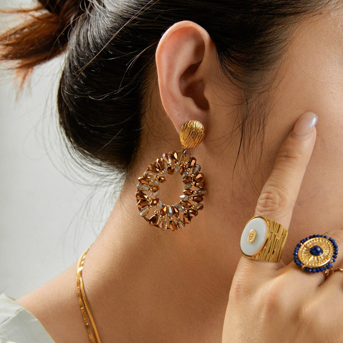 TAUPE GLAM | PENDIENTES DORADOS CON CUENTAS TAUPE