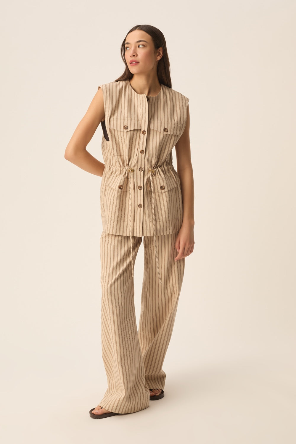 VALENTINA MILOS | CHAQUETA SAHARIANA SIN MANGAS