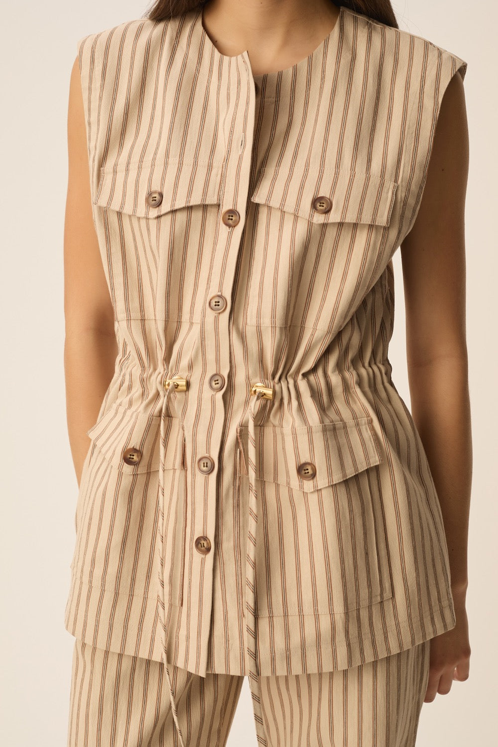 VALENTINA MILOS | CHAQUETA SAHARIANA SIN MANGAS