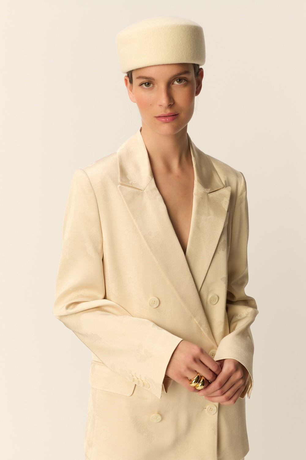 SUZIE | BLAZER DE JACQUARD FLORAL COLOR CREMA