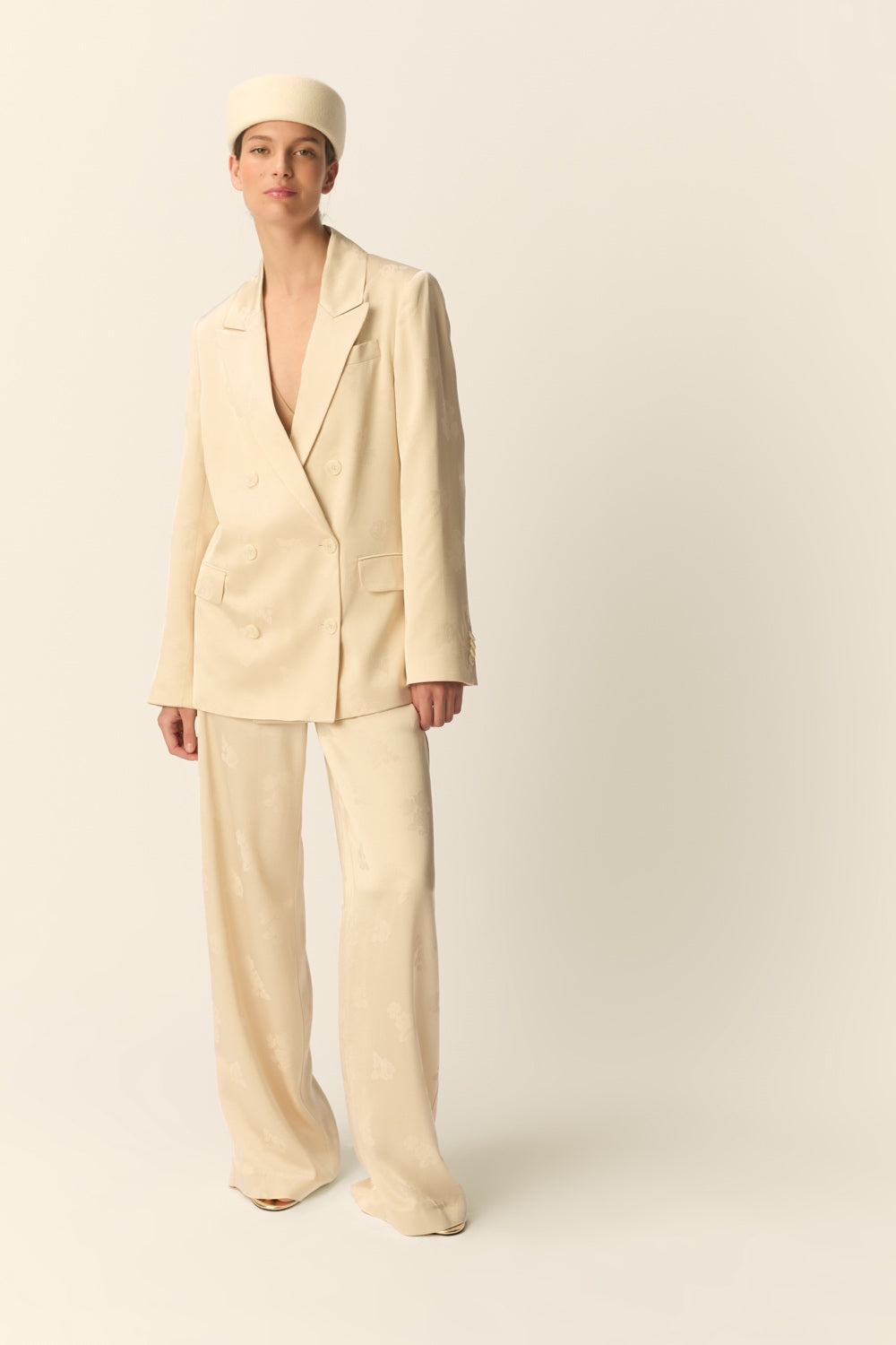 SUZIE | BLAZER DE JACQUARD FLORAL COLOR CREMA