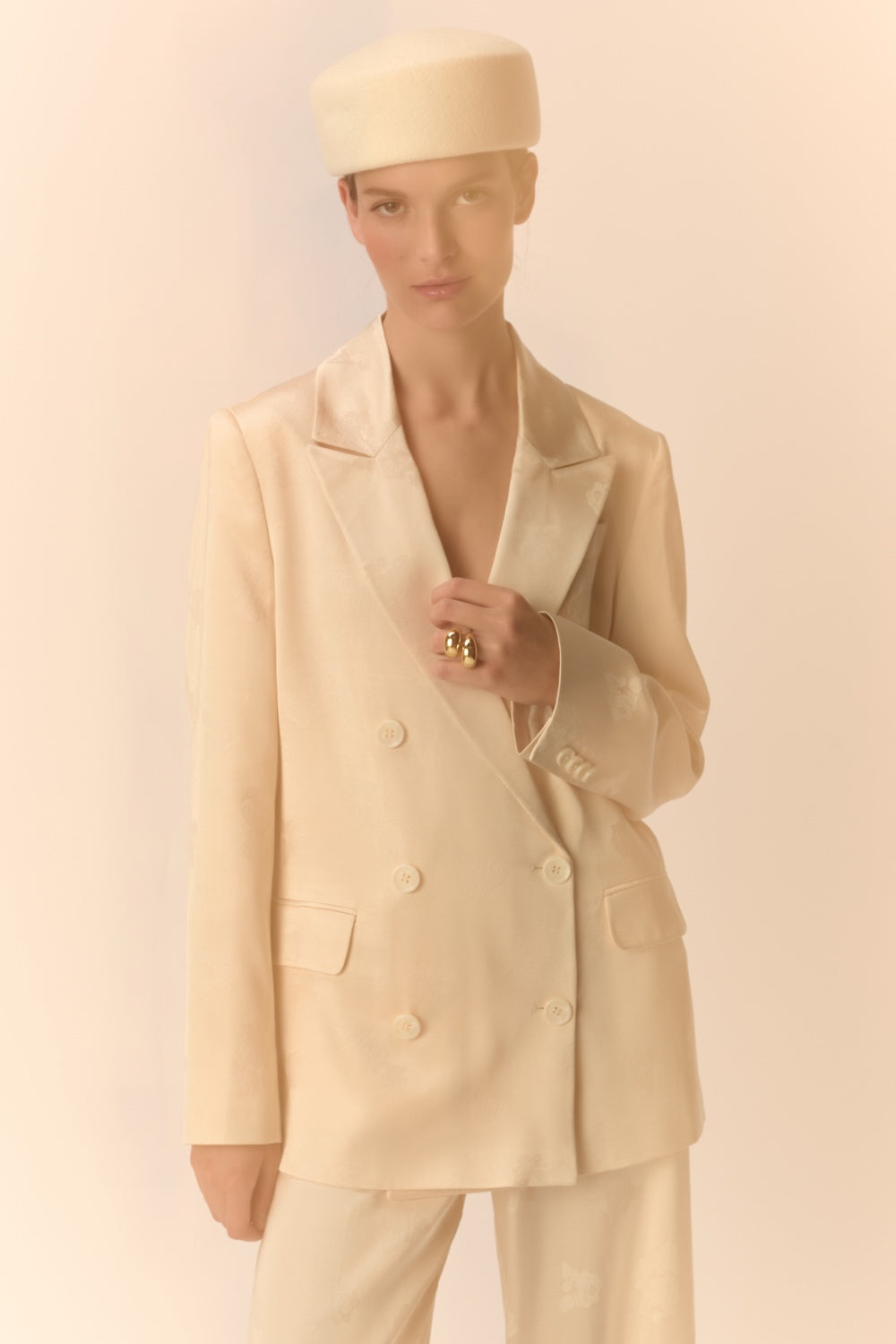 SUZIE | BLAZER DE JACQUARD FLORAL COLOR CREMA