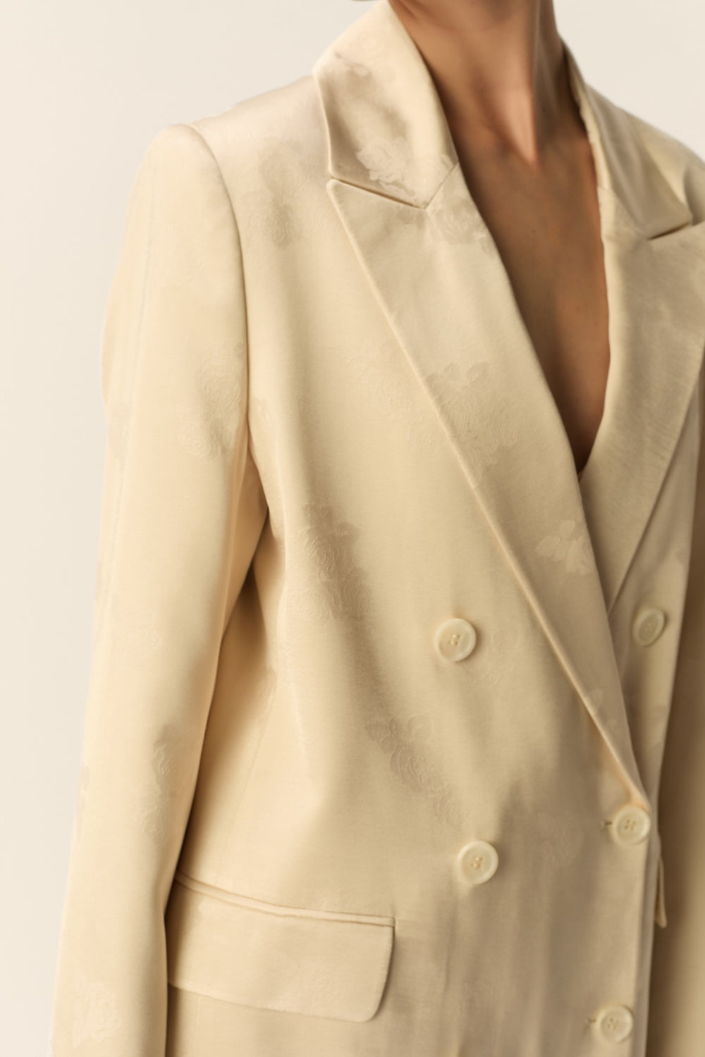 SUZIE | BLAZER DE JACQUARD FLORAL COLOR CREMA