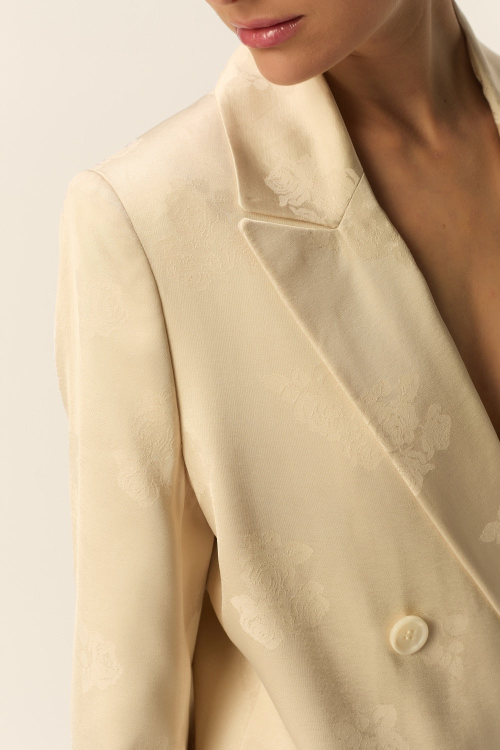SUZIE | BLAZER DE JACQUARD FLORAL COLOR CREMA
