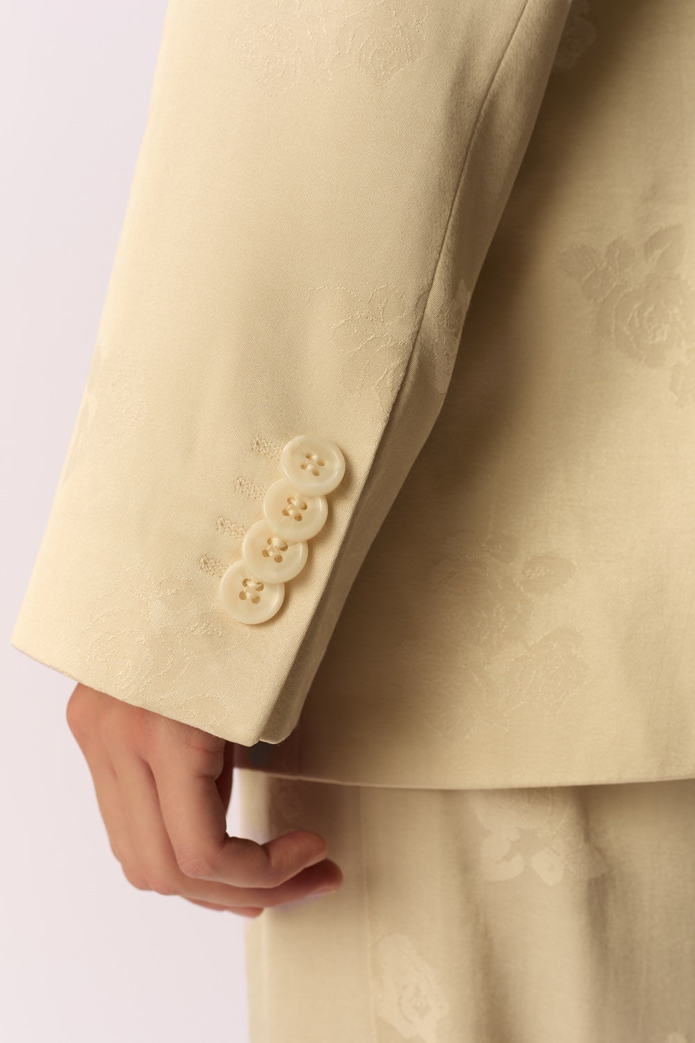 SUZIE | BLAZER DE JACQUARD FLORAL COLOR CREMA