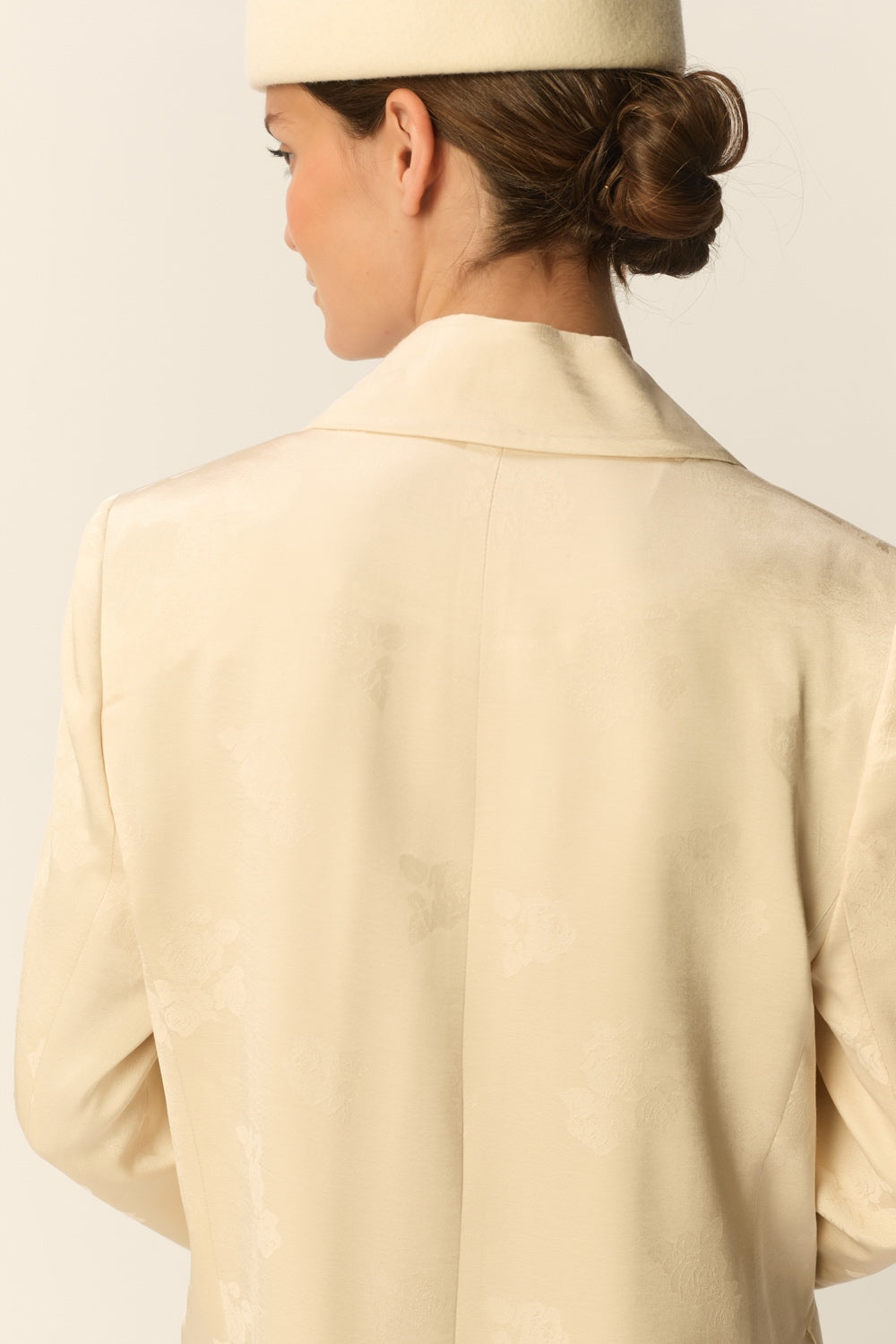 SUZIE | BLAZER DE JACQUARD FLORAL COLOR CREMA
