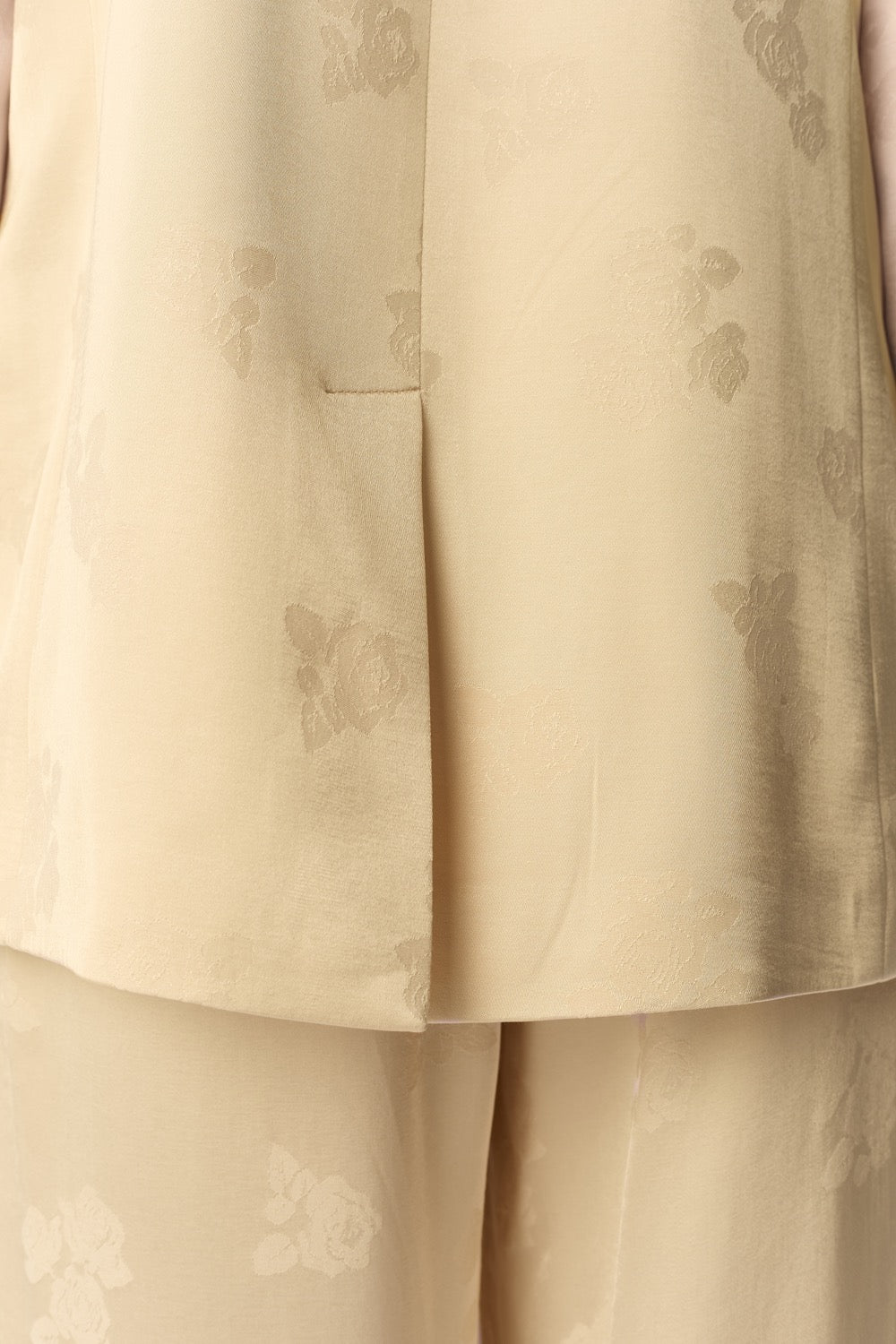 SUZIE | BLAZER DE JACQUARD FLORAL COLOR CREMA