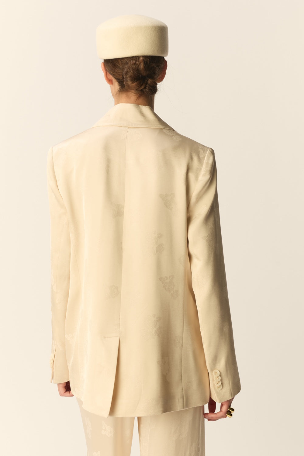 SUZIE | BLAZER DE JACQUARD FLORAL COLOR CREMA