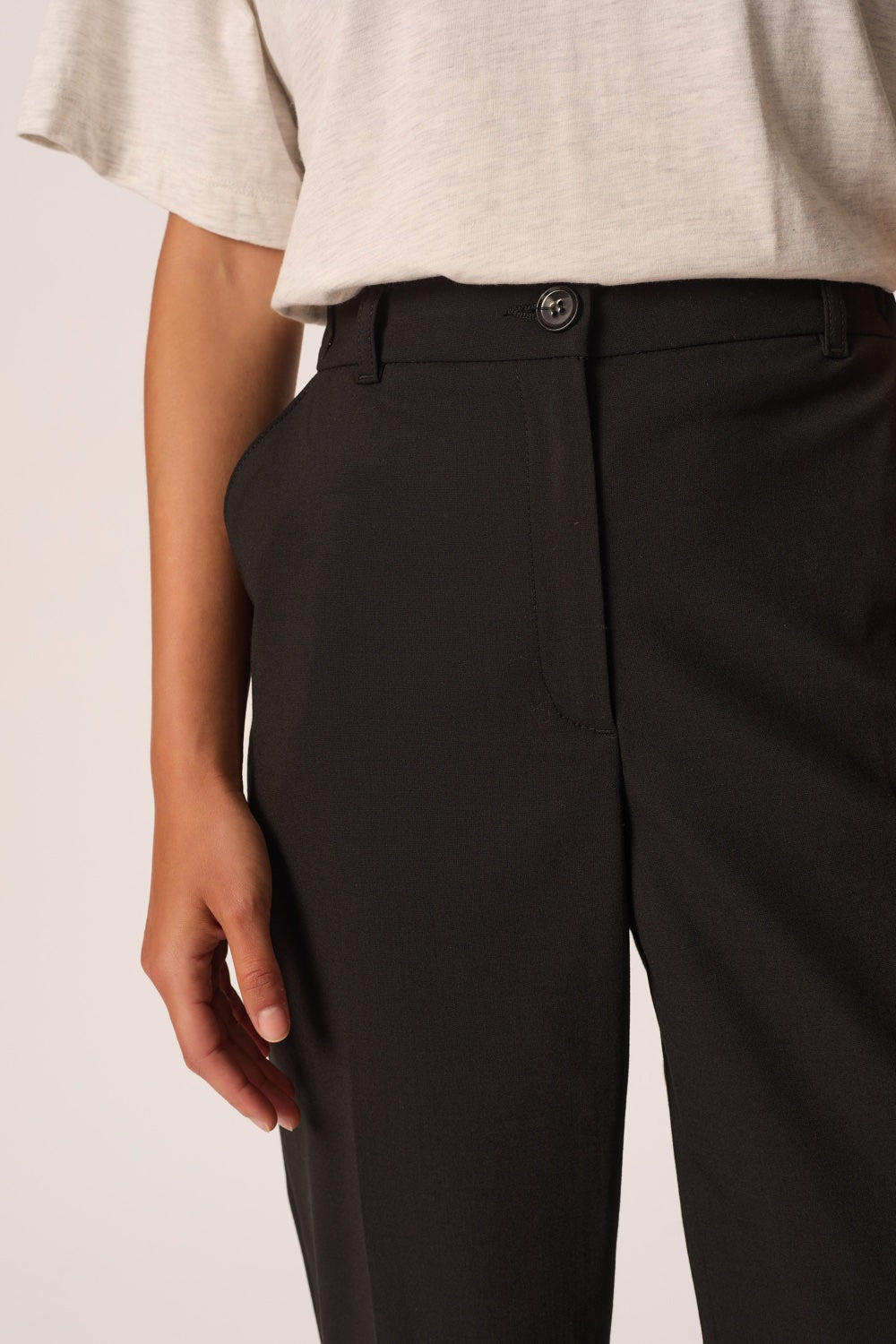 ROSTILLE | PANTALÓN DE TRAJE ENTALLADO NEGRO