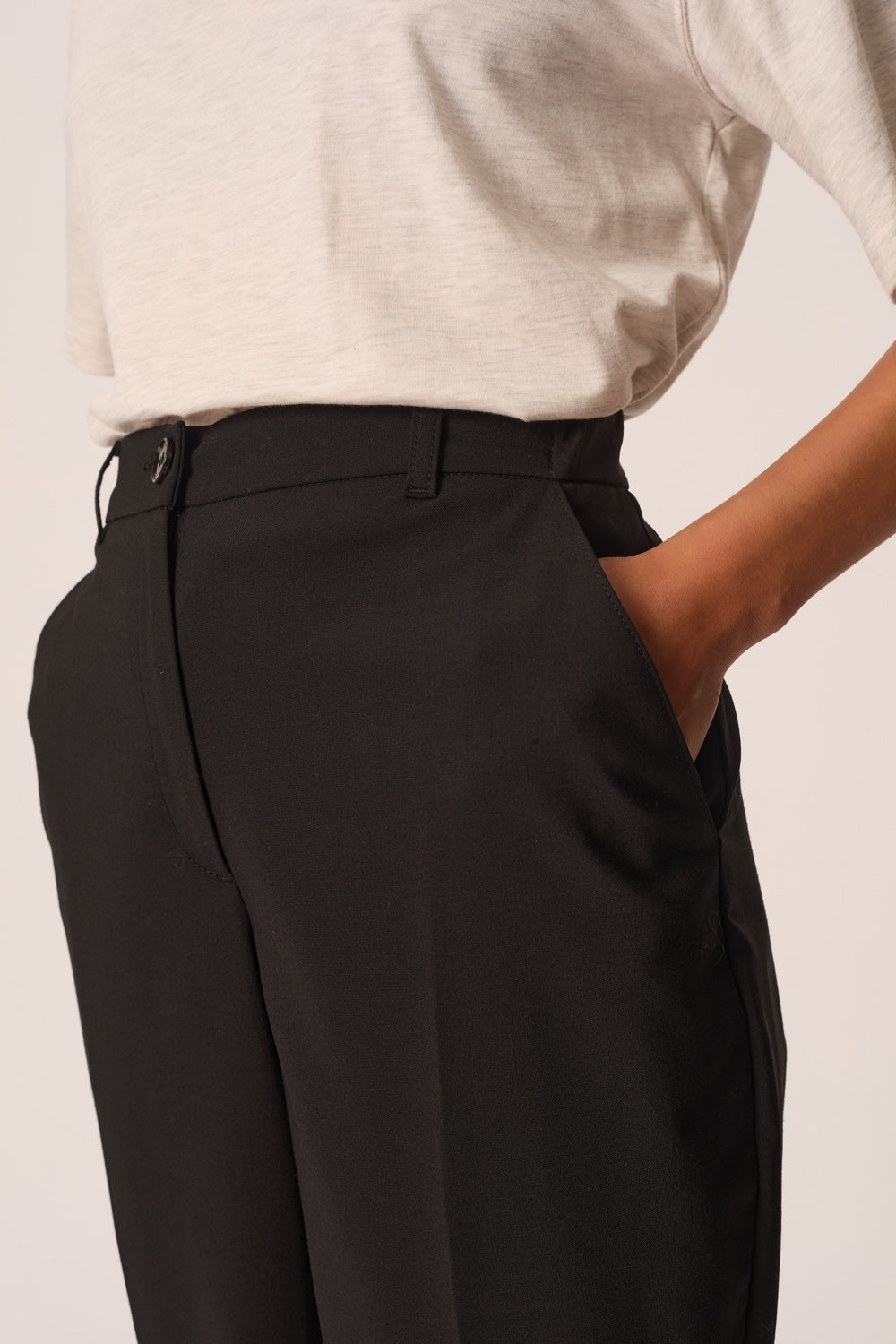 ROSTILLE | PANTALÓN DE TRAJE ENTALLADO NEGRO
