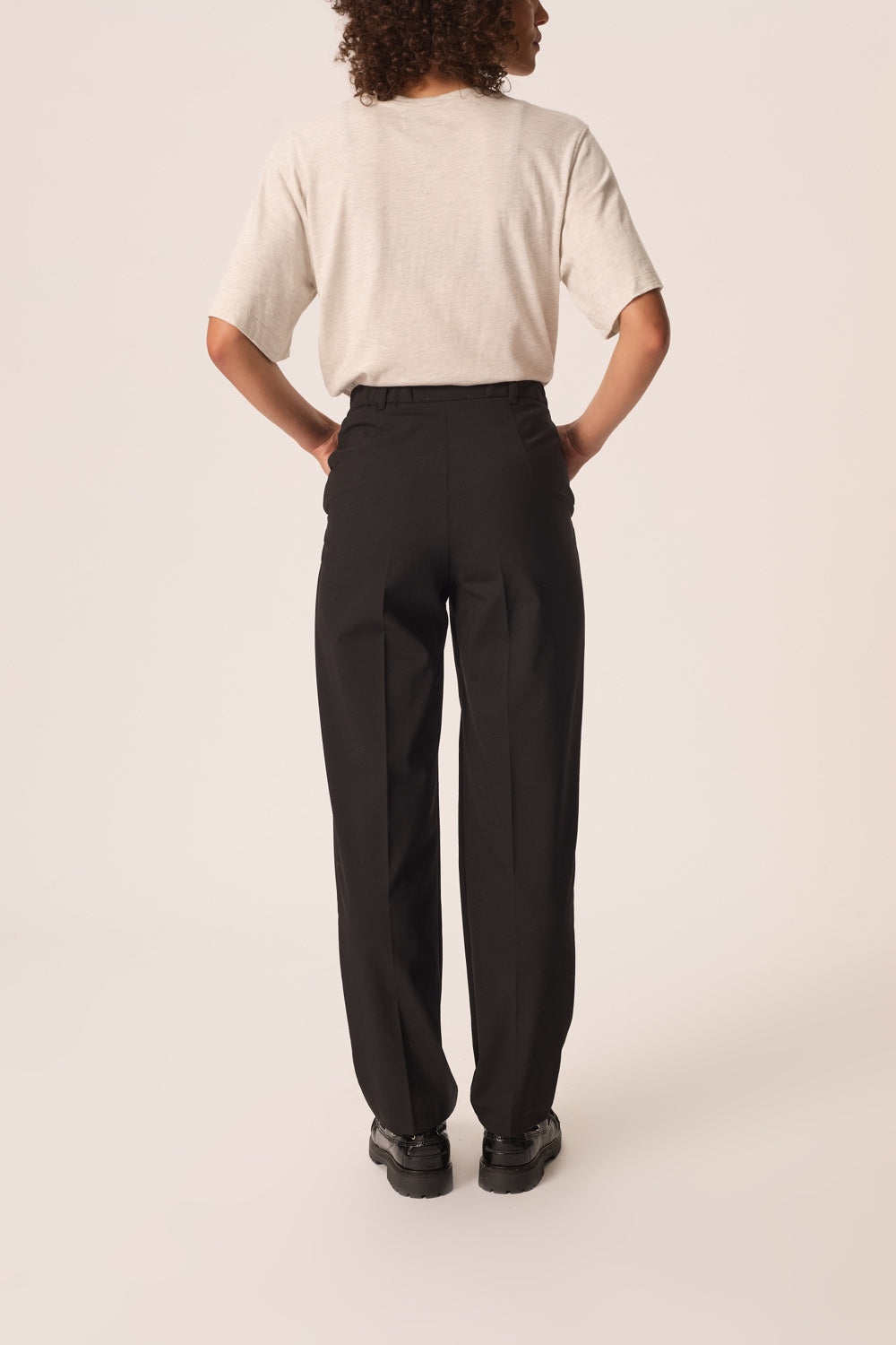 ROSTILLE | PANTALÓN DE TRAJE ENTALLADO NEGRO