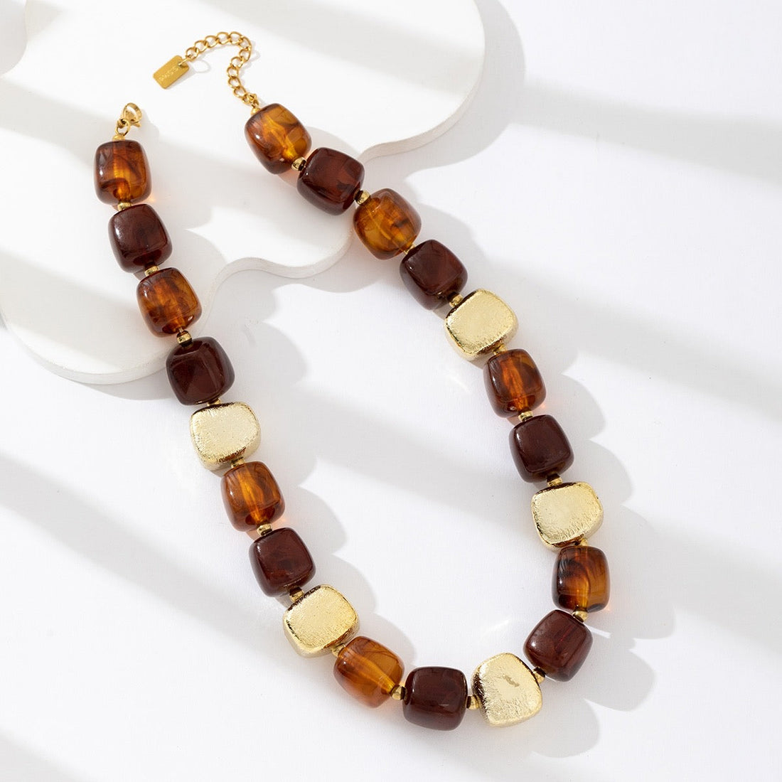 ÉLÉGANCE | COLLAR MARRÓN Y DORADO