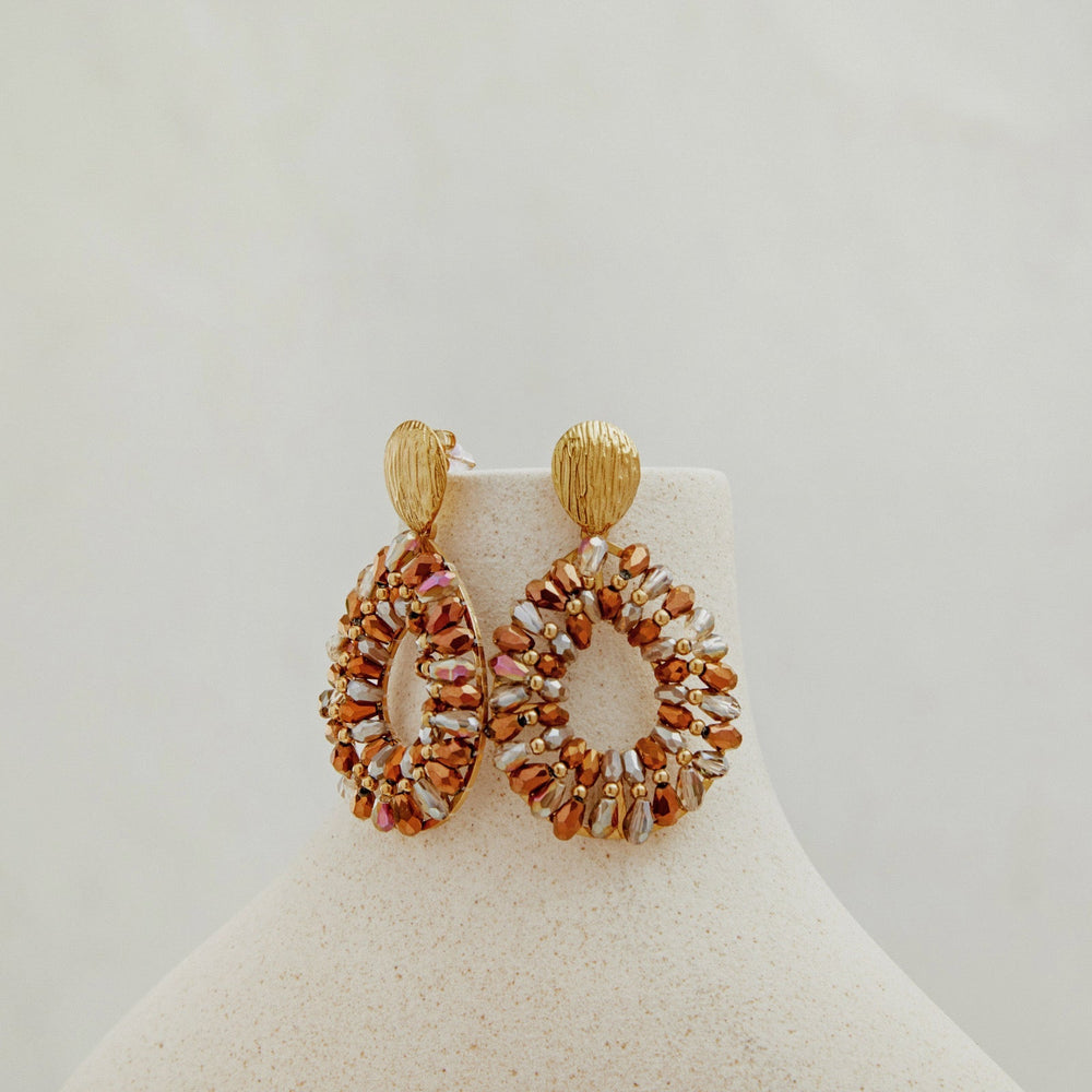 TAUPE GLAM | PENDIENTES DORADOS CON CUENTAS TAUPE
