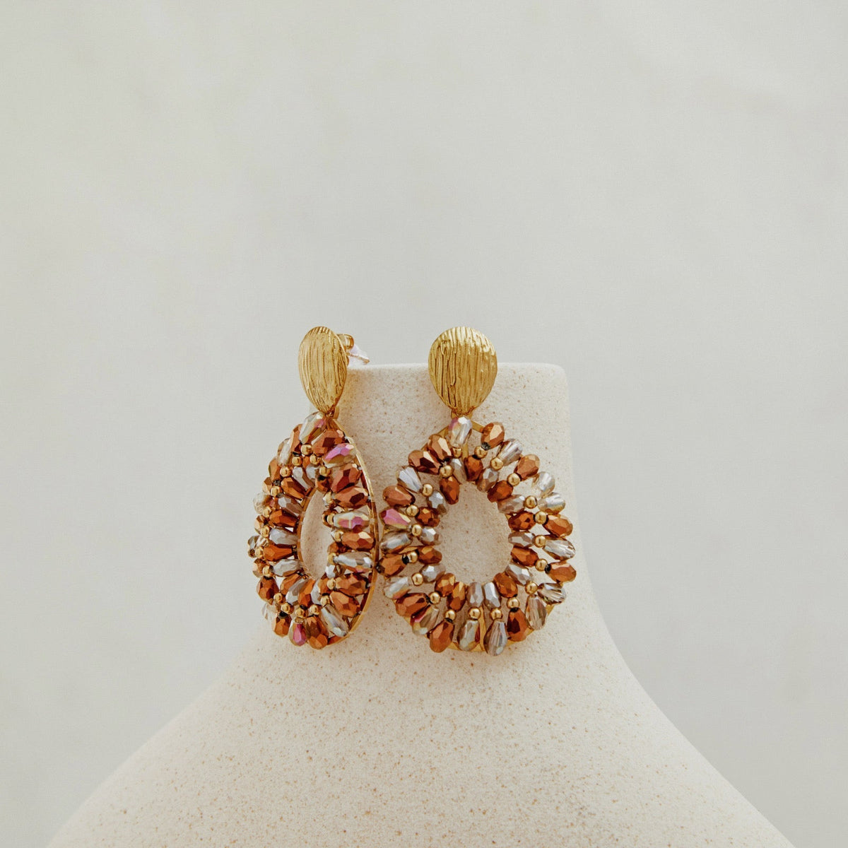 TAUPE GLAM | PENDIENTES DORADOS CON CUENTAS TAUPE