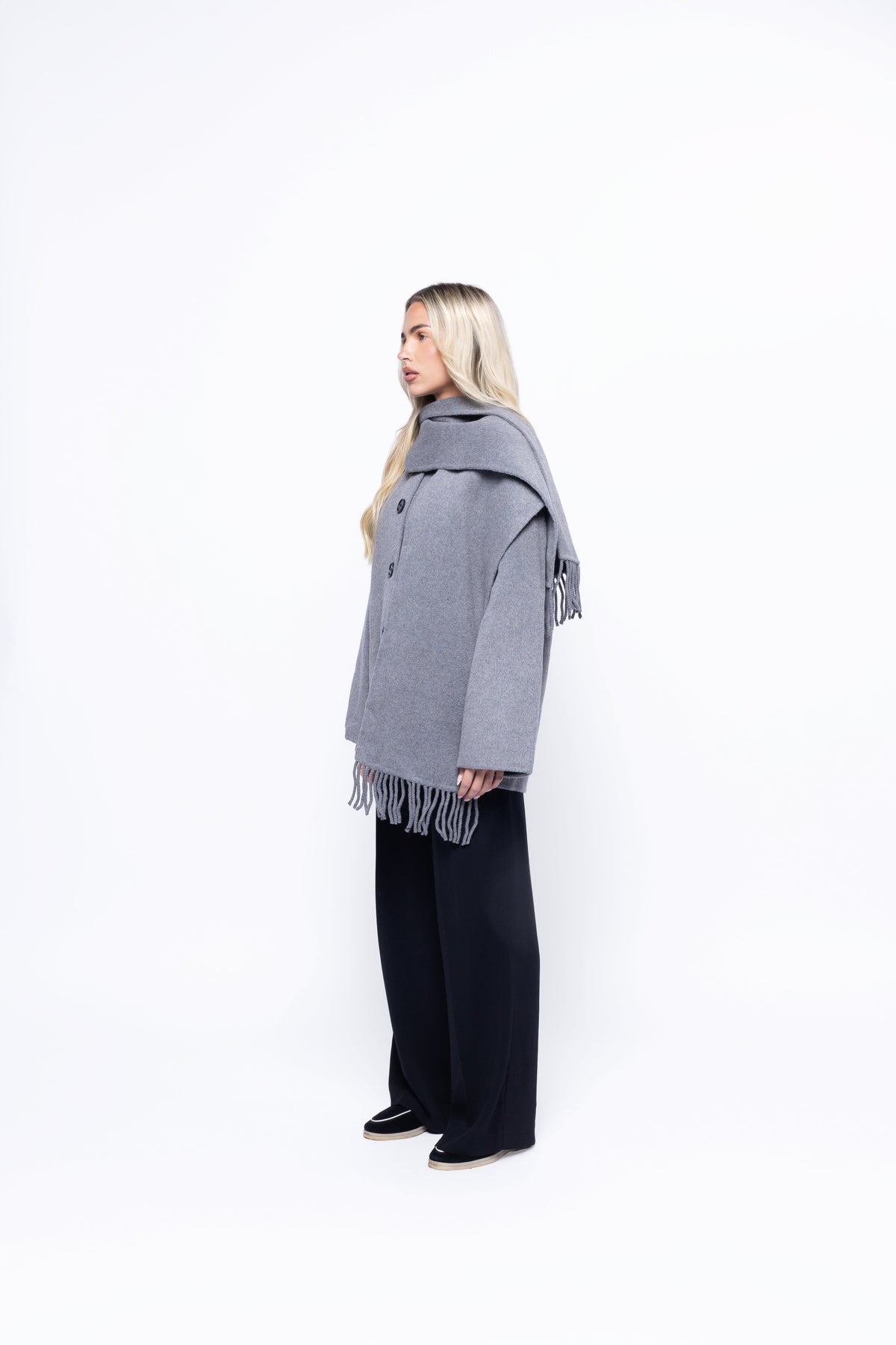 Abrigo Gris con Cuello Envolvente