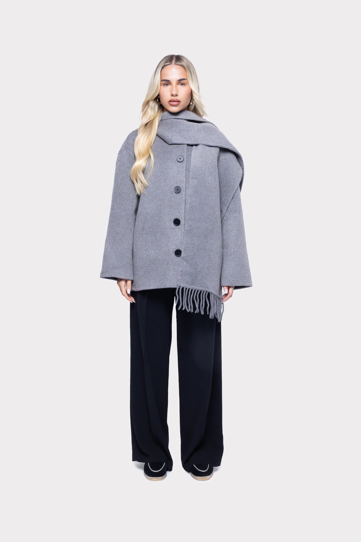 Abrigo Gris con Cuello Envolvente