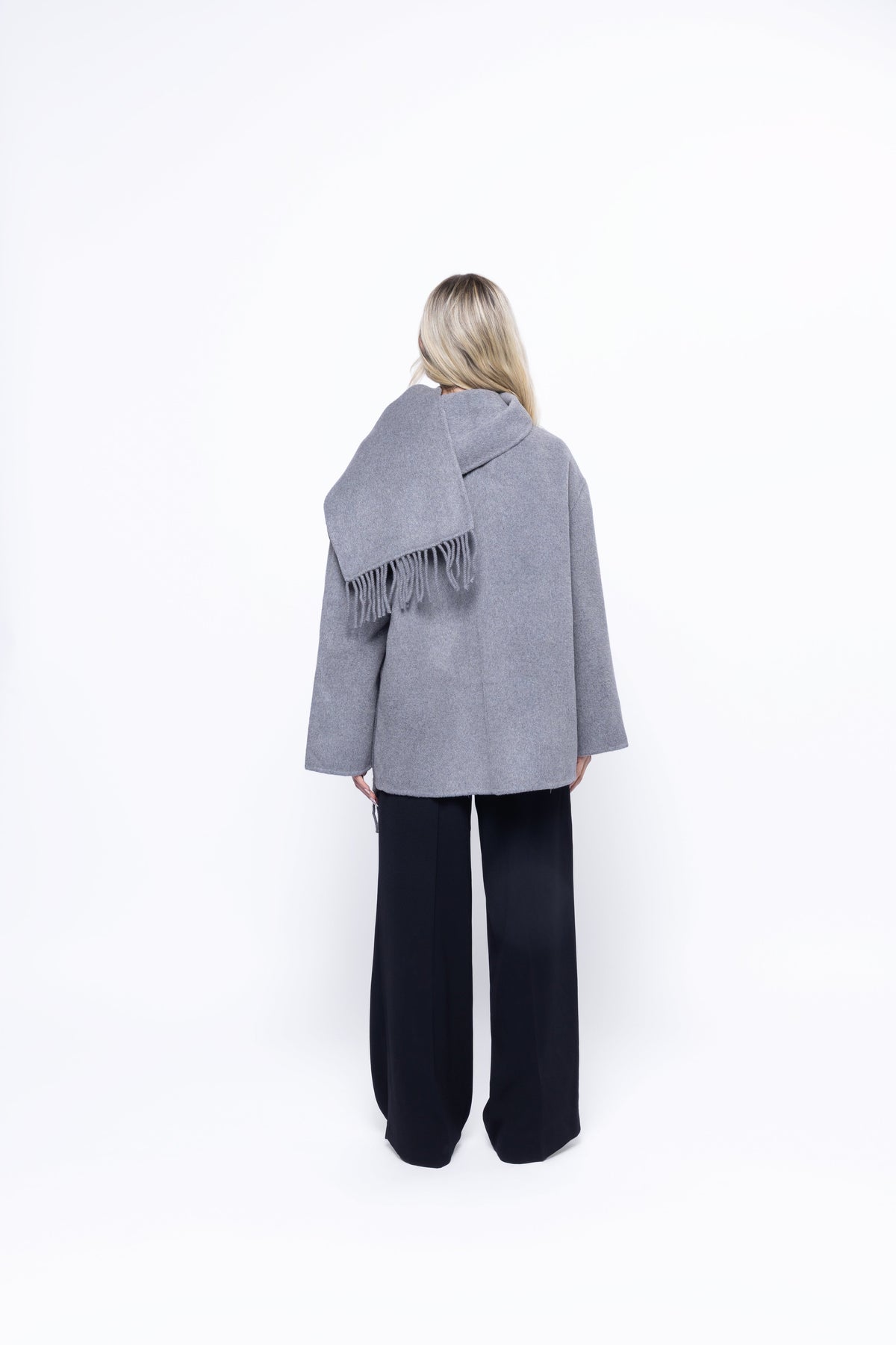 Abrigo Gris con Cuello Envolvente