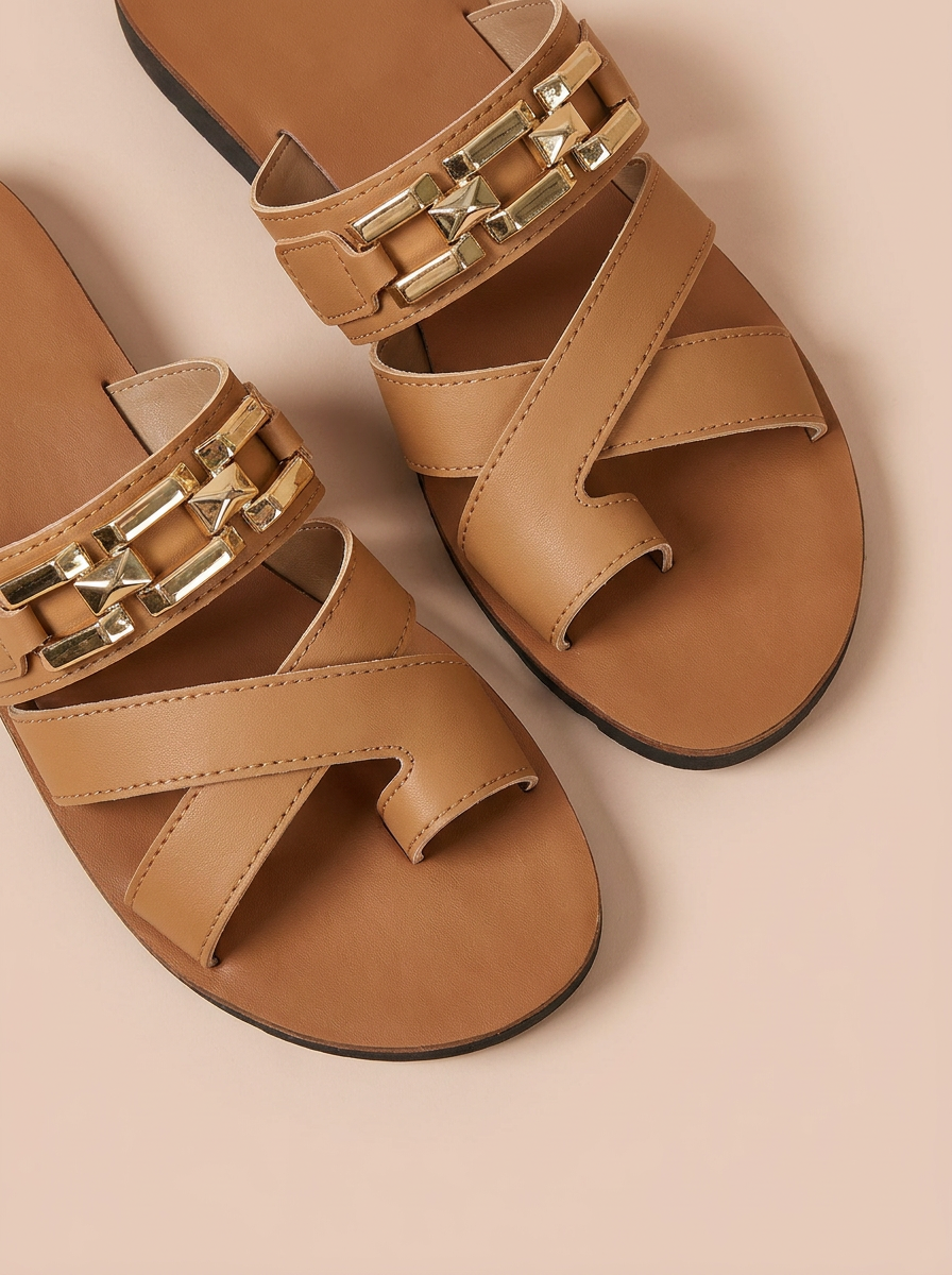 SANDALIAS PLANAS CON DETALLE METÁLICO | MUJER