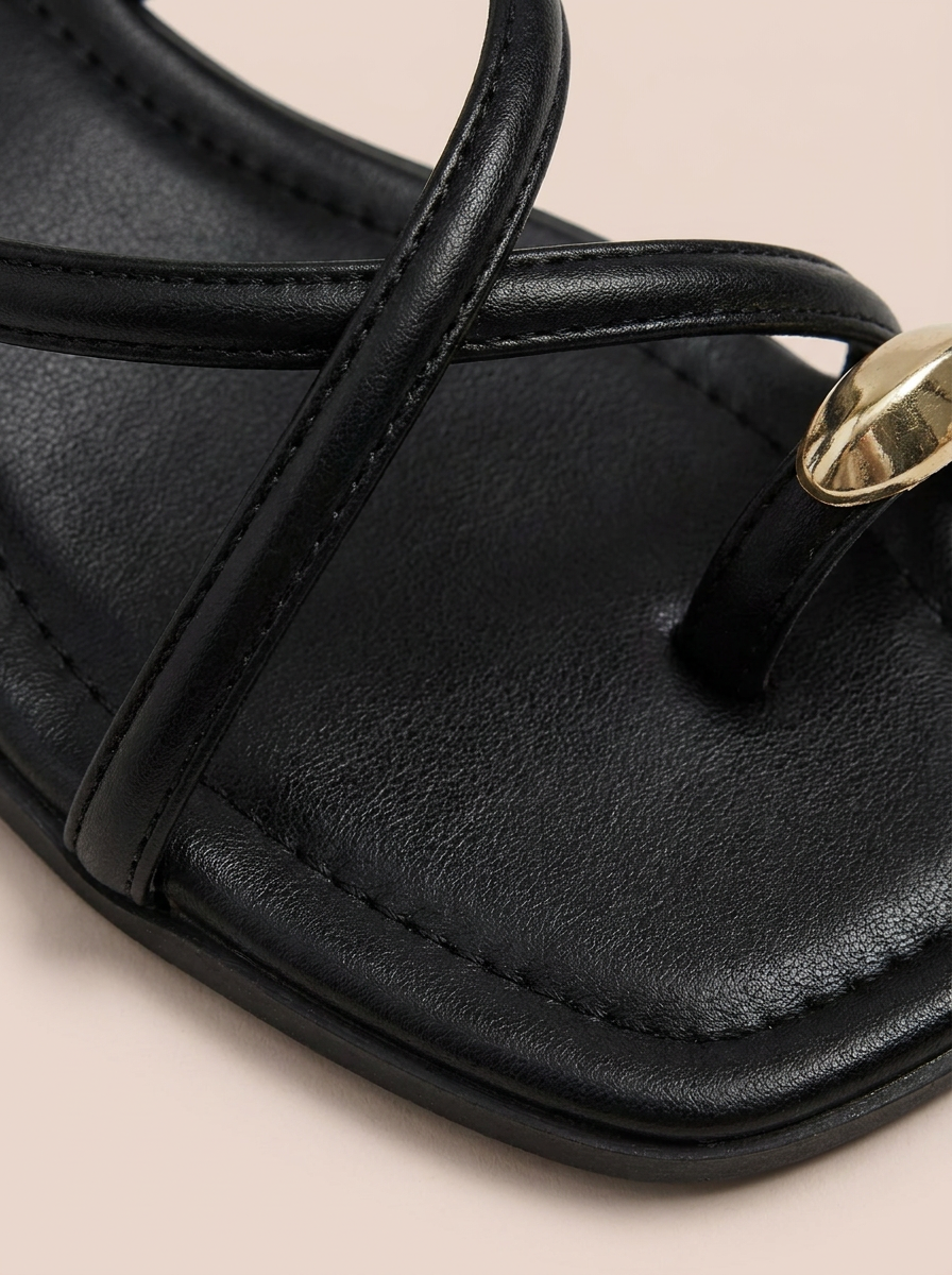 SANDALIAS PLANAS CON DETALLE METÁLICO | MUJER