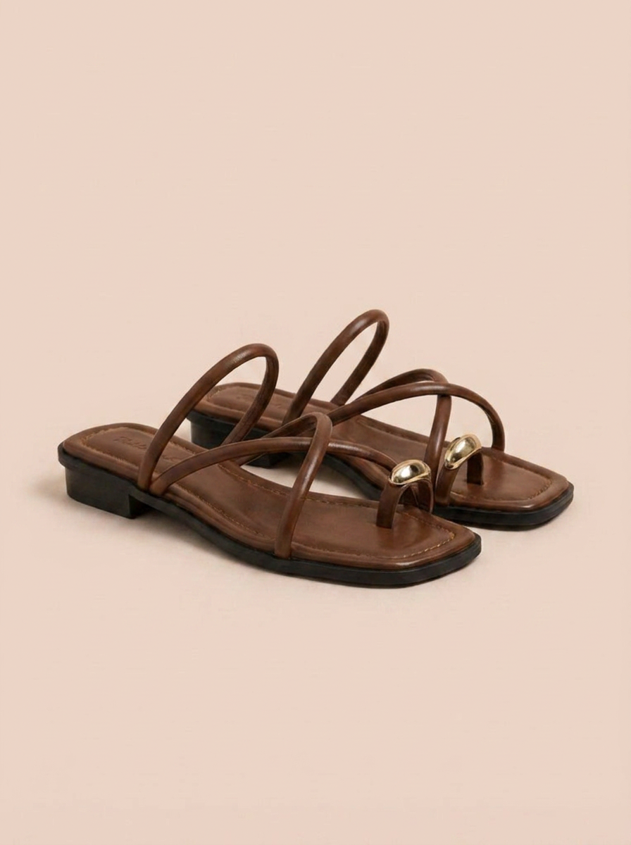 SANDALIAS PLANAS CON DETALLE METÁLICO | MUJER