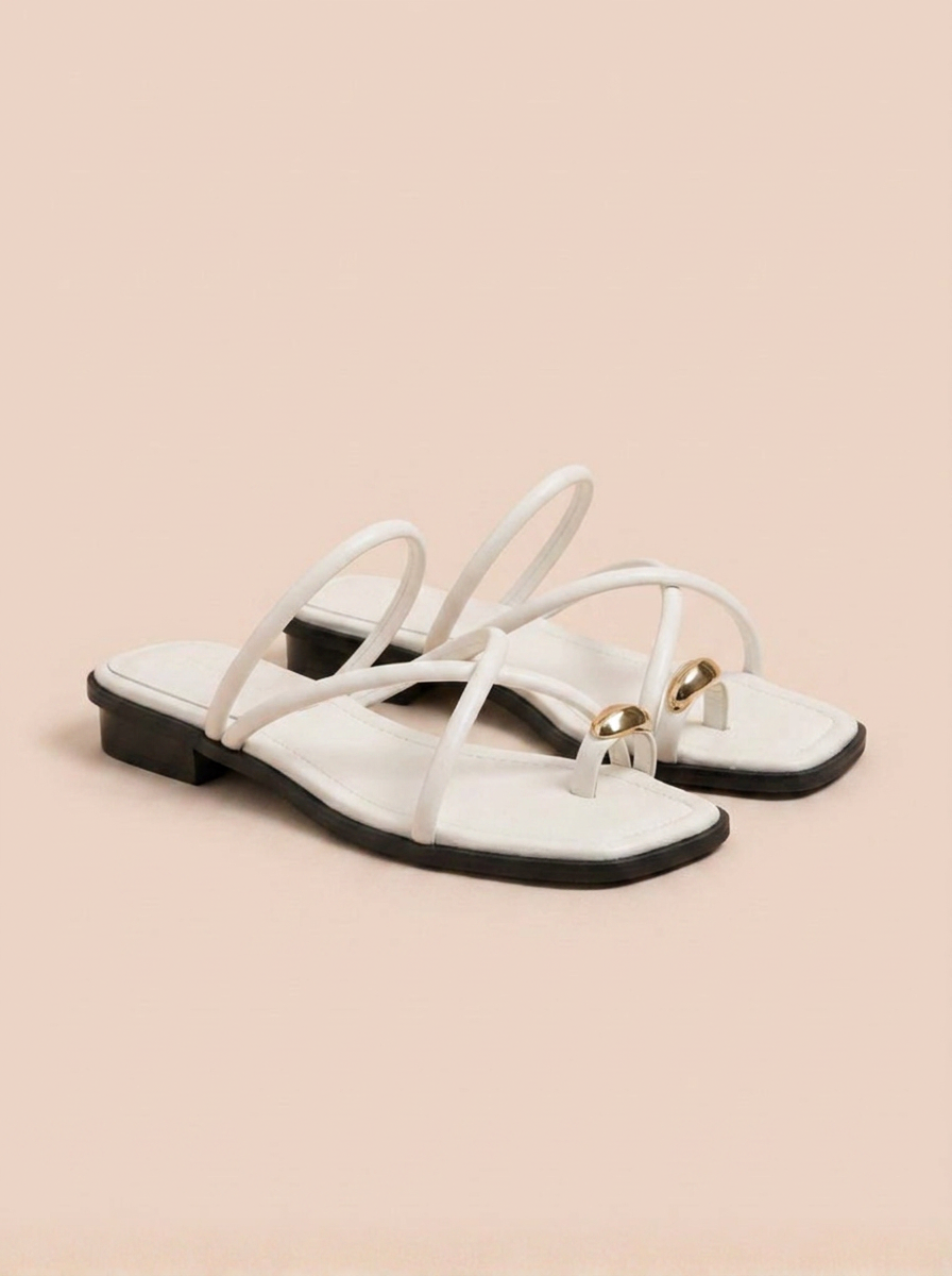 SANDALIAS PLANAS CON DETALLE METÁLICO | MUJER